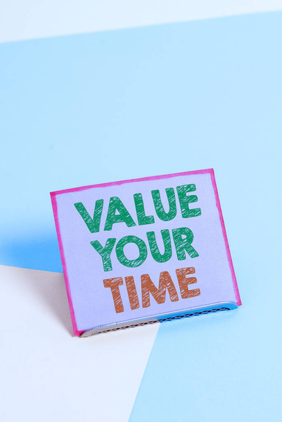 Tekstiä kirjoittava teksti Value Your Time. Liiketoiminta käsite pyytää jotakuta tekemään aikataulun ja saada ehkä elämästään Paperi sijoitettu kallistettu edellä puskuri lanka pehmeä pastelli moniväriset taustat
. - Valokuva, kuva