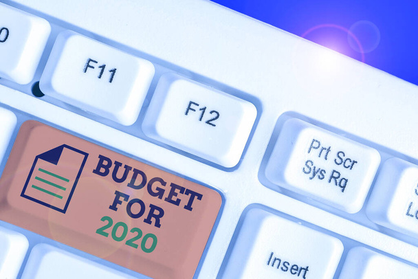Nota de redação mostrando Orçamento para 2020. Foto de negócios mostrando uma estimativa por escrito de receitas e despesas para 2020
. - Foto, Imagem