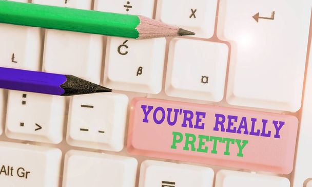 Konceptuální rukopis ukazující "You Re Really Pretty". Obchodní foto text Vypadá velmi okouzlující Atraktivní v jemném způsobem. - Fotografie, Obrázek