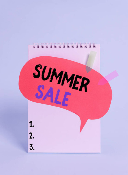 Znak tekstowy pokazujący Summer Sale. Conceptual czas zdjęć, gdy sklep sprzedaje produkty po znacznie niższych cenach niż zwykle Spiral notatnik mówienie bańka strzałka banery leżące fajne pastelowe tło. - Zdjęcie, obraz