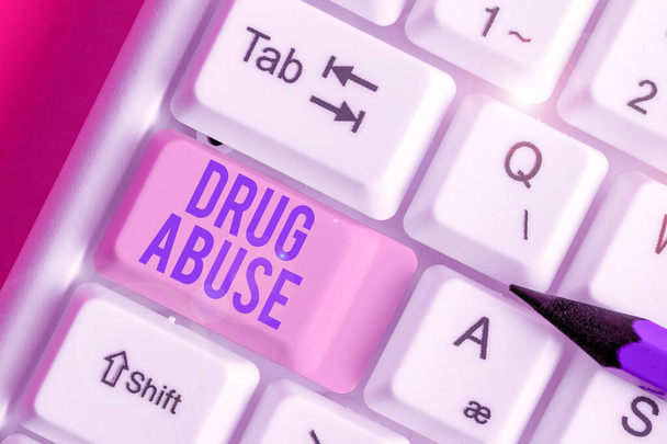 Texte manuscrit Drug Abuse. Concept désignant la prise habituelle de substances chimiques addictives ou illégales
. - Photo, image