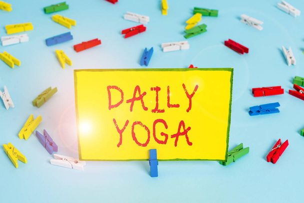 Günlük Yoga metni yazmak. Vücudunuzun farklı bölgelerini eğitmek için bir dizi yoga egzersizi konsepti Renkli çamaşır iğnesi kağıtları boş hatırlatıcı mavi zemin ofis pimi. - Fotoğraf, Görsel