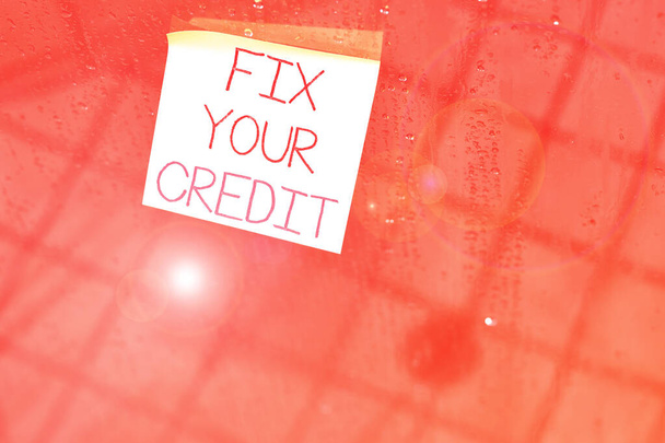 Escribir nota mostrando Fix Your Credit. Exhibición de fotos de negocios Mantenga los saldos bajos en las tarjetas de crédito y otros créditos
. - Foto, imagen