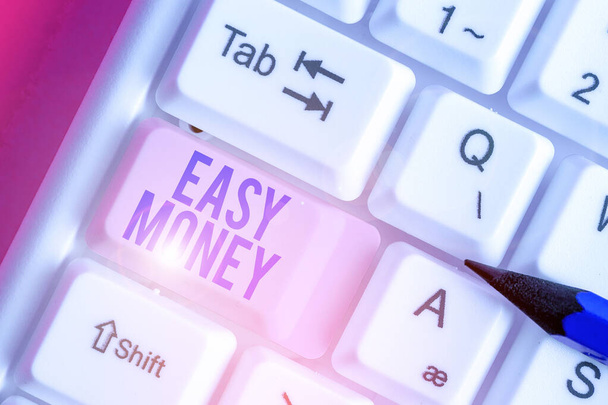 Texto de escritura Easy Money. Concepto que significa dinero que es fácil tener y a veces ganado deshonestamente
. - Foto, imagen