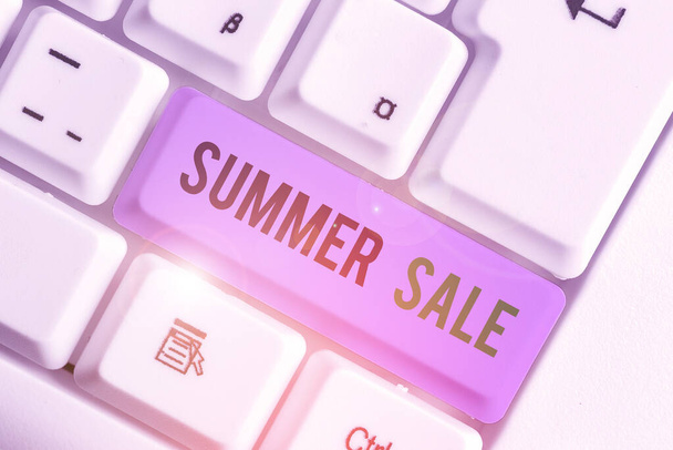 Woord schrijven tekst Summer Sale. Business concept voor de tijd wanneer een winkel verkoopt producten tegen veel lagere prijzen dan gebruikelijk. - Foto, afbeelding