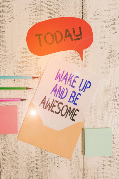 Escrevendo nota mostrando Wake Up And Be Awesome. Foto de negócios mostrando Levante-se e brilhe Comece o dia Direita e brilhante Envelop fala bolha papel folha ballpoints notepads fundo de madeira
. - Foto, Imagem