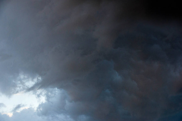 Хмари Кумуліформний хмарний пейзаж У метеорології хмара є аерозолем
 - Фото, зображення