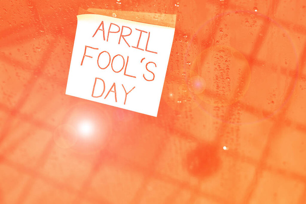 Nota di scrittura che mostra April Fool S Day. Business photo showcase Scherzi pratici scherzi umorismo Celebrazione divertente sciocco pezzo di carta quadrata bastone notazione alla finestra di vetro strutturato
. - Foto, immagini