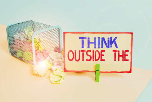 A Think Outside The (Gondolkozz kívülről) című írást. Üzleti fotó bemutatása Kreatív gondolkodás Keresi a különböző perspektívában Szemetes szemetes összegyűrt papír ruhacsap emlékeztető irodai kellékek. - Fotó, kép