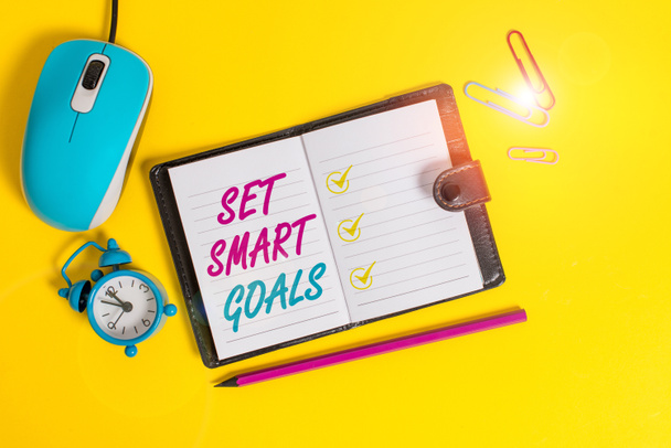 Word writing text Set Smart Goals. Business concept for Establish achievable objectives Make good business plans Locked diary sheets clips marker mouse alarm clock colored background. - Fotoğraf, Görsel