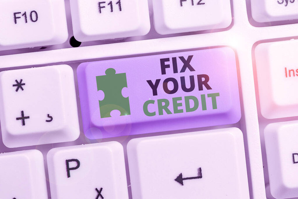 Your Kredi tamir gösterilen Not yazma. İş fotoğraf tutmak vitrine düşük kredi kartları ve diğer kredi bakiyeleri. - Fotoğraf, Görsel