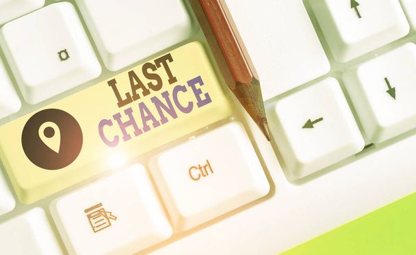 Scrivere una nota che mostri Last Chance. Foto aziendale che mostra una situazione considerata l'ultima opportunità di successo
. - Foto, immagini