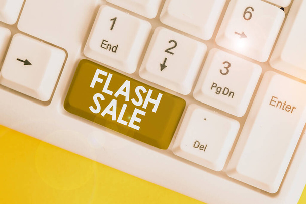 Wortschreiben Text Flash-Verkauf. Geschäftskonzept für den Verkauf von Waren zu stark reduzierten Preisen in einem kurzen Zeitraum weiße PC-Tastatur mit leerem Notizpapier über weißem Hintergrund Schlüsselkopierraum. - Foto, Bild