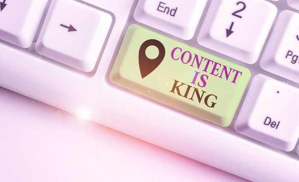 Escribir nota mostrando el contenido es el rey. Exhibición de fotos de negocios El contenido es el corazón de las estrategias de marketing actuales
. - Foto, Imagen