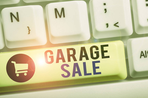 Psaní textu o prodeji garáží. Pojem prodej různého zboží pro domácnost často drženého v garáži. - Fotografie, Obrázek