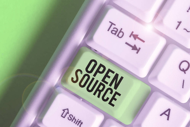 Szövegírás nyílt forráskódú. Üzleti koncepció olyan szoftverek jelölésére, amelyek eredeti forráskódja ingyenes. - Fotó, kép