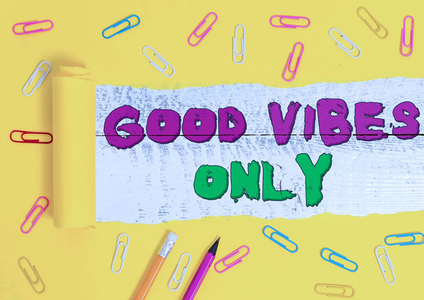 Sadece "Good Vibes" yazısı. Olumlu duygular için iş kavramı. Olumsuz enerji yok. Olumsuz enerji yok.. - Fotoğraf, Görsel