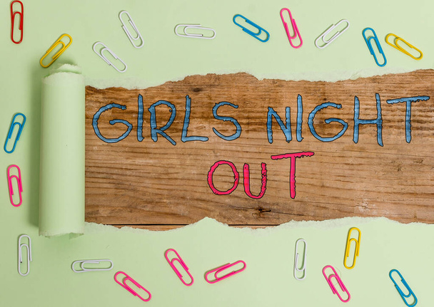 Escrevendo uma nota mostrando Girls Night Out. Foto de negócios mostrando Liberdades e mentalidade livre para as meninas na era moderna Clipe de papel e papelão rasgado em pano de fundo de mesa clássico de madeira
. - Foto, Imagem