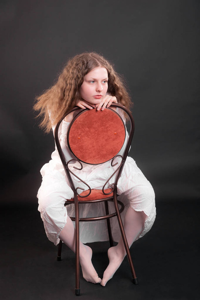 girl on a chair - Foto, Imagem