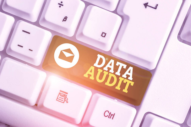 Fogalmi kézírás mutatja Data Audit. Üzleti fotó szöveg auditálása adatok minőségének értékelésére egy adott célra Fehér PC billentyűzet jegyzet papír felett a fehér háttér. - Fotó, kép