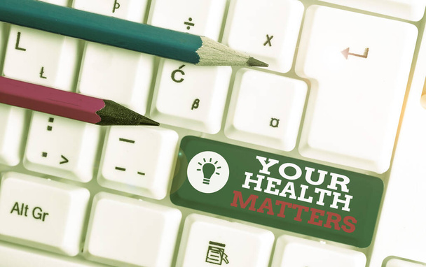 Textový znak zobrazující vaše zdravotní záležitosti. Konceptuální fotografie dobré zdraví je nejdůležitější mezi jinými věcmi: bílá PC klávesnice s prázdným papírem nad bílým klíčem pro kopírování. - Fotografie, Obrázek