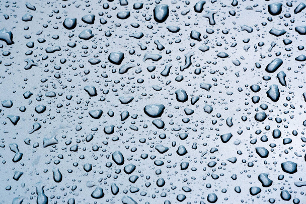 Nyári eső, vízcseppek az autófesték. egy kis kerek vagy p - Fotó, kép