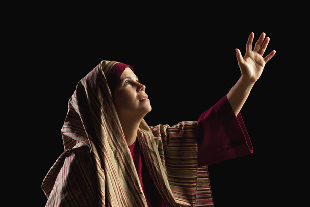 Женщина, изображающая Марию, мать Иисуса
 - Фото, изображение