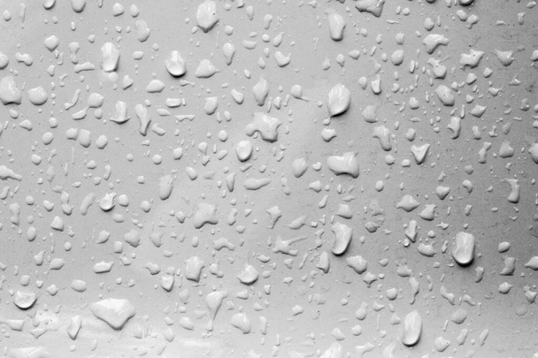 καλοκαιρινή βροχή, σταγόνες νερού στο βάψιμο του αυτοκινήτου. ένα μικρό στρογγυλό ή p - Φωτογραφία, εικόνα