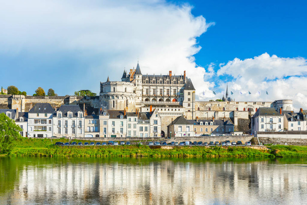 Piękny widok na panoramę zabytkowego miasta Amboise z renesansowym zamkiem przez rzekę Loire. Francja - Zdjęcie, obraz