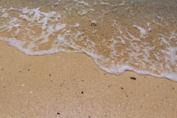 Surf de mar en la playa con arena
. - Foto, Imagen