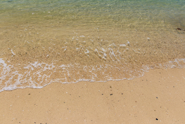 Морской серфинг на пляже с песком
. - Фото, изображение