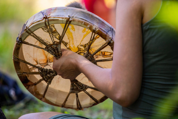 close-up no homem tocando no tambor sagrado
 - Foto, Imagem