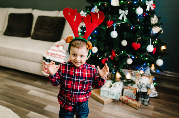 Mutlu küçük çocuk aile tatillerinin tadını çıkarıyor, Mutlu Noeller ve mutlu yıllar konsepti - Fotoğraf, Görsel