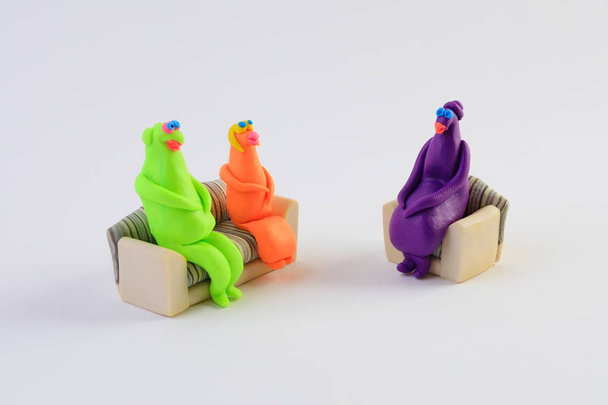 Värikäs muovi hahmoja istuu sohvat, psykologinen perheterapia käsite
 - Valokuva, kuva
