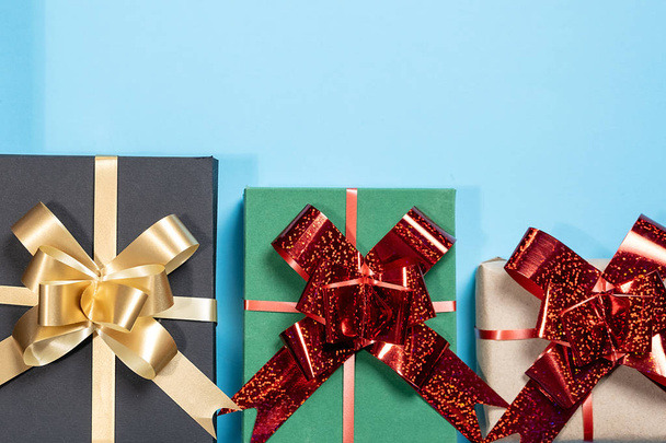 Різдвяна композиція. Різні подарункові коробки на пастельному синьому тлі. Різдво, новий рік, день народження. Плоть, зверху, копія простору - Фото, зображення