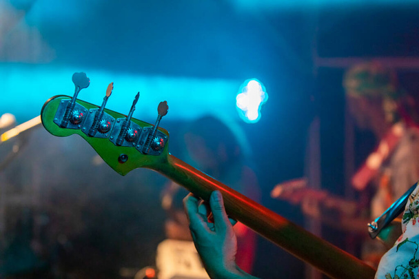 close-up op elektrische gitaar hoofd - Foto, afbeelding