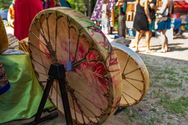 Священный барабан во время духовного собрания
 - Фото, изображение