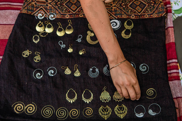 Indiase sieraden te koop in een markt - Foto, afbeelding