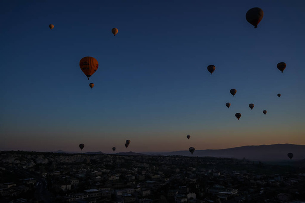 Napfelkeltét, panorámás kilátással Goreme városra és a repülő léggömbök, Cappadocia, Törökország - Fotó, kép