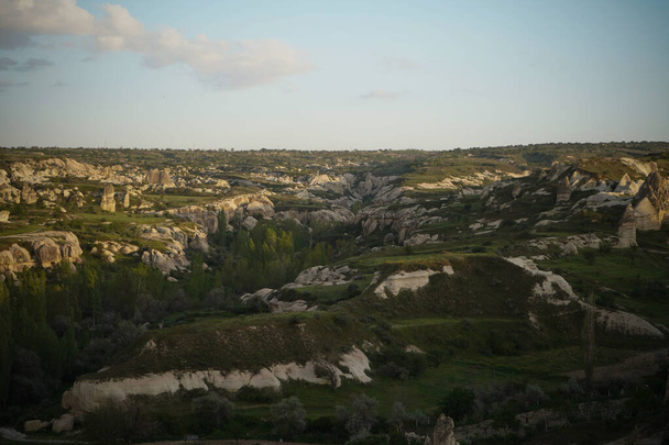 Naplemente panorámás kilátással Goreme városra, Cappadocia, Törökország - Fotó, kép