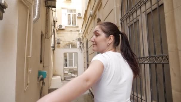 Kadın Türk sokak manzarası boyunca yürüyor - Video, Çekim
