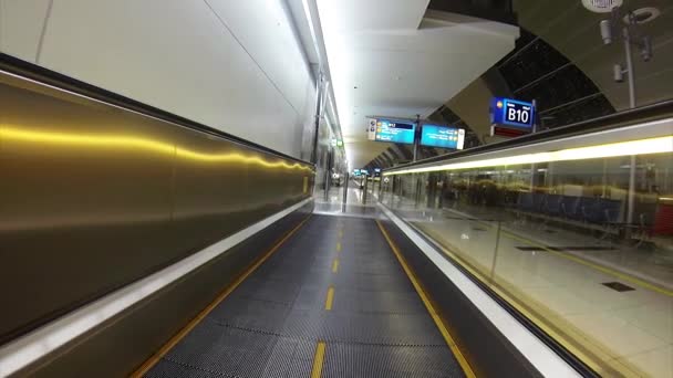 schodów ruchomych na lotnisku - Materiał filmowy, wideo