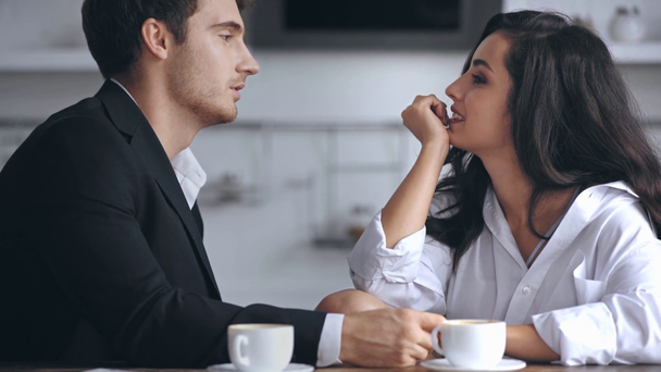 Geschäftsmann lächelt und spricht mit Freundin  - Filmmaterial, Video