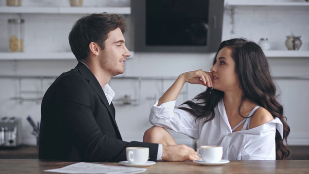 zakenman glimlachen en praten met vriendin  - Video
