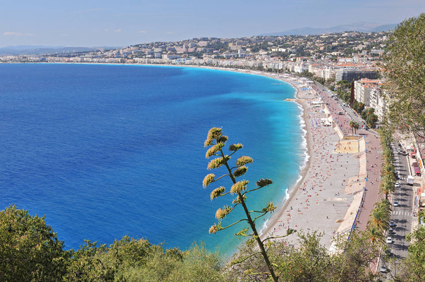 The beach and the Promenade Des Anglais, Nice, Cote d 'Azur, Franciaország. - Fotó, kép