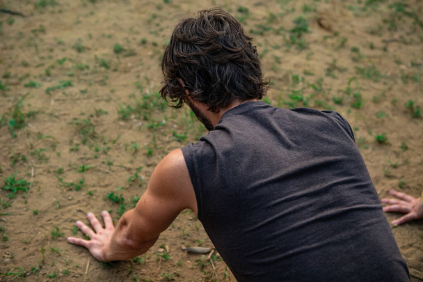 homem praticando sessão de ioga ao ar livre
 - Foto, Imagem