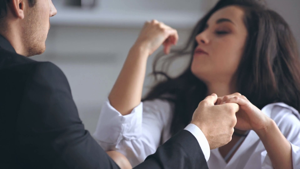 namorada falando e de mãos dadas com o homem de negócios
  - Filmagem, Vídeo