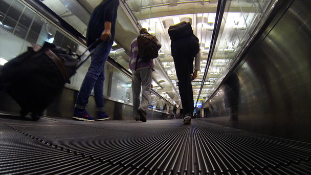 ludzie chodzą na schodach na lotnisku - Materiał filmowy, wideo