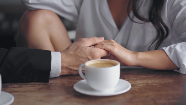 bijgesneden beeld van zakenman en vrouw hand in hand  - Video