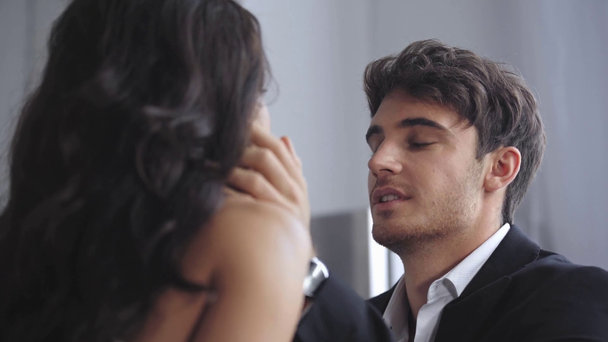 szelektív fókusz üzletember beszél és ölelés barátnő  - Felvétel, videó